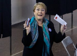 REDES| Molestan sin parar a Bachelet por su error al sufragar: Se le olvidó el carnet y luego se fue sin firmar el libro