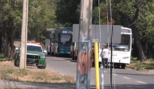 FOTOS + VIDEOS| Denuncian acarreo de votantes con buses y furgones en La Pintana para Diego Iglesias
