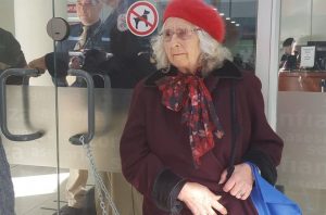 VIDEO| El encendido discurso de la anciana que se encadenó a una AFP en marcha de Concepción