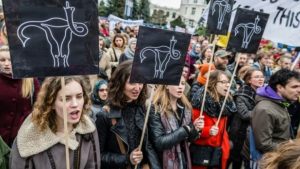 FOTOS| Mujeres polacas realizan un "lunes negro" y huelga general en contra de prohibición total del aborto
