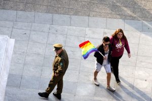 Gendarmería y la UDI lideran ranking de instituciones más homofóbicas y transfóbicas en 2016