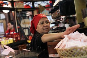 Mujeres chilenas dedican el doble de horas al trabajo doméstico y de cuidados que los hombres