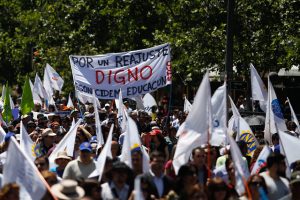 Encuesta muestra amplio apoyo de los chilenos al paro de funcionarios públicos