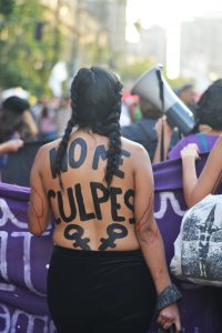 Estudiante lesbiana denuncia machismo y homofobia en fiesta en la U. de Chile: "No me siento segura en mi facultad"