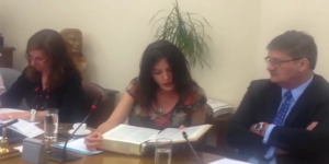 VIDEO| Camila Vallejo lleva una Biblia al Congreso y la cita como argumento para no abrir la sesión "en el nombre de Dios"