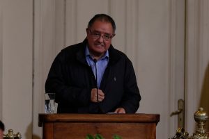 Francisco Huenchumilla se suma a presidenciables y asegura que prefiere "al PC en el gobierno más que en la calle"