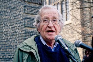 Chomsky sobre negación del calentamiento global: "Los republicanos quieren acelerar la destrucción de la vida"