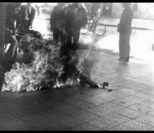 "¡Que la CNI devuelva a mis hijos!": Sebastián Acevedo, el obrero que se quemó a lo bonzo en dictadura