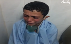 "¿Moriré señorita?": El dramático registro de un niño tras un supuesto ataque químico en Siria
