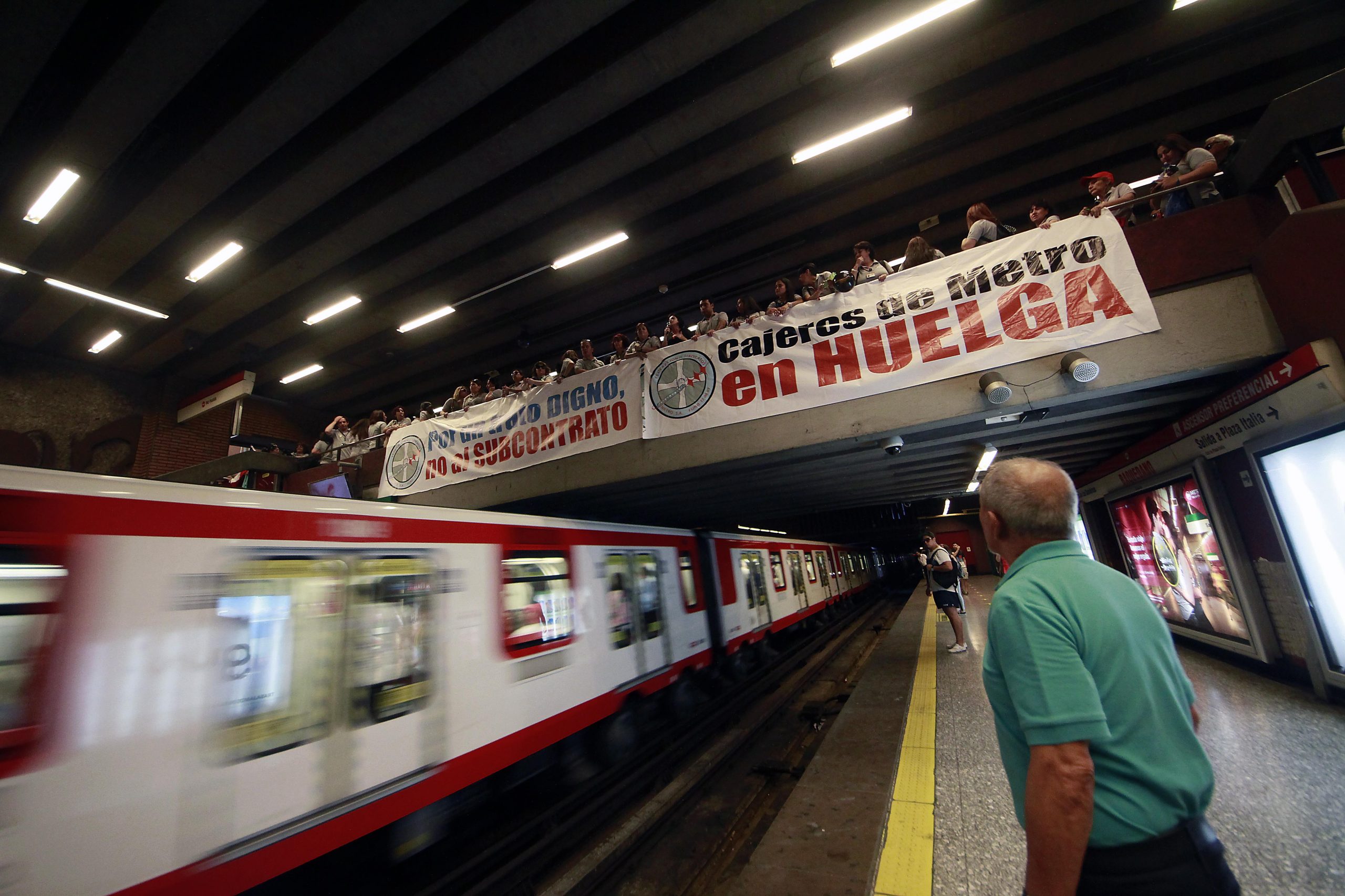 Cajeros de Metro llegan a acuerdo con la empresa y finalizan huelga