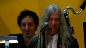Visiblemente emocionada Patti Smith olvida parte de la letra al interpretar conocida canción de Bob Dylan en la entrega de los premios Nobel
