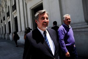 Adimark: Alejandro Guillier le pisa los talones a Sebastián Piñera en la intención de voto