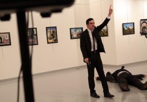 Policía turco asesina a embajador de Rusia gritando "¡Alá es grande! Alepo, venganza"