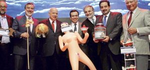 Machismo empresarial: Asexma regala muñeca inflable a ministro de Economía