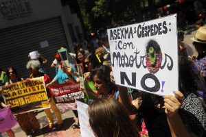 FOTOS| "¡Fuera Céspedes!": Feministas realizan funa afuera del Ministerio de economía tras polémica de Asexma