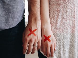 España: Polémica por ley que solicitaría informe médico a personas ciegas y sordas para contraer matrimonio