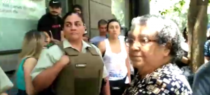 VIDEO| La gente salva a vendedora ambulante de ser multada por Carabineros