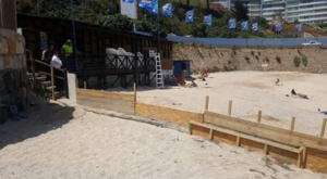Construyen muro en medio de playa de Concón