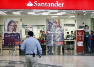 Banco Santander deberá indemnizar a clientes por desechar información confidencial en vía pública