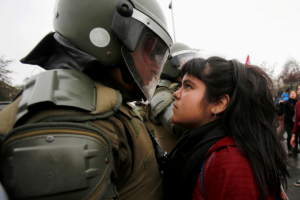 Buzzfeed eligió a la joven chilena que dio cara a carabinero como la mujer más "choriza" del 2016