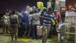 Adictos al petróleo: Saqueos, protestas y ataques a palacio de gobierno por "gasolinazo" en México