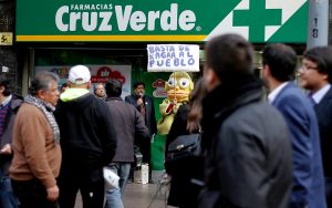 Cruz Verde presenta informe ante el TDLC acusando que tarifas de Transbank para farmacias son las más altas del mundo
