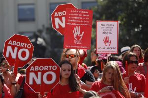 Objeción de conciencia: La nueva estrategia para limitar el alcance del proyecto de aborto en 3 causales