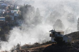 Incendio en Valparaíso: Ex voluntaria de Bomberos pone en su lugar a "expertos" de Twitter
