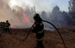 Bomberos de Portezuelo fueron agredidos con piedrazos y denuncian a personas que quemarían predios para cobrar seguros