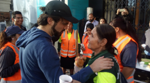 Alcalde Jorge Sharp desayuna con trabajadores que limpiaron Valparaíso en año nuevo