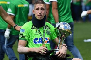 Tres jugadores de Chapecoense sobrevivientes a la tragedia levantan la Copa Sudamericana