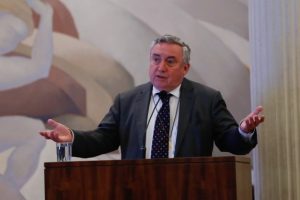 Premios Nacionales defienden a rector de la U. de Chile en conflicto con universidades privadas