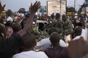 Vientos de cambio: Gambia manda al dictador Jammeh al exilio tras 22 años al poder