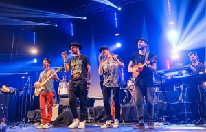 Salsa, timba y hip hop: La apuesta musical consciente y con ritmo de la banda chilena Moral Distraída