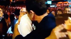 La incomprensible censura de CHV a beso de pareja gay que disfrutaba del show de Olivia Newton-John