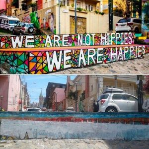 La historia del mural "We are not hippies, we are happies" que fue borrado del Cerro Alegre de Valparaíso