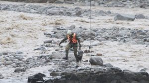 Aguas Cordillera se declara "en alerta" por vertimiento de petróleo en el río Mapocho