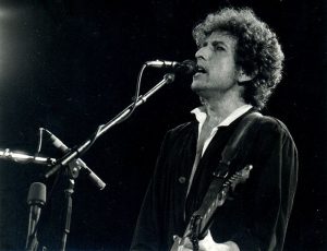 Bob Dylan podría perder el Premio Nobel de Literatura: Aún no lo recibe