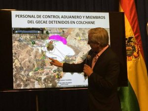 Gobierno boliviano muestra mapas para demostrar que militares detenidos estaban en su territorio