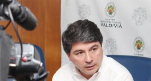 El particular decreto del Alcalde Sabat en Valdivia: ¿Autoridad o autoritarismo?