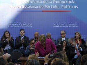 Estudio revela precarios niveles de transparencia en partidos políticos chilenos promediando nota 2,39