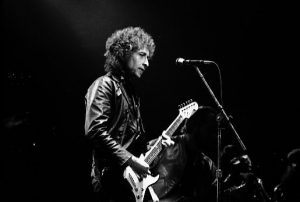 El Nobel de Literatura ya está en manos de Bob Dylan: Fue a buscarlo vestido de polerón con capucha