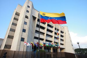 Corte venezolana revierte decisión de asumir las funciones del Parlamento