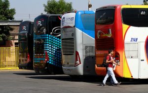 El caos urbano de los terminales de buses de Santiago: Una y otra vez la misma historia