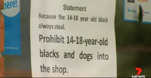"Prohibida la entrada a perros y negros": El polémico cartel del propietario de negocio en Australia