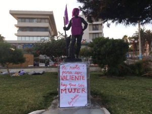"Anda a laar vó": La intervención feminista de "Las Kalatas" en estatua del Roto Chileno en Arica