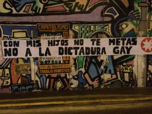 Denuncian campaña homofóbica de neonazis en centro de Santiago: "Con mis hijos no te metas, no a la dictadura gay"