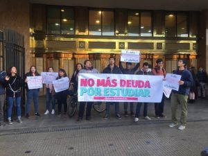 Estudiantes se encadenan al Banco Estado demandando la condonación de la deuda educativa