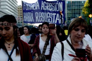 Protesta en Apoquindo: La sorpresiva funa de estudiantes a Piñera en las afueras del edificio de Bancard