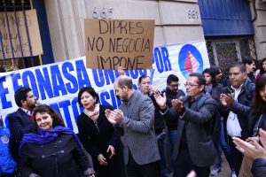 Trabajadores de Fonasa en "paro de advertencia" apuntando a la Dirección de Presupuestos del ministro Valdés